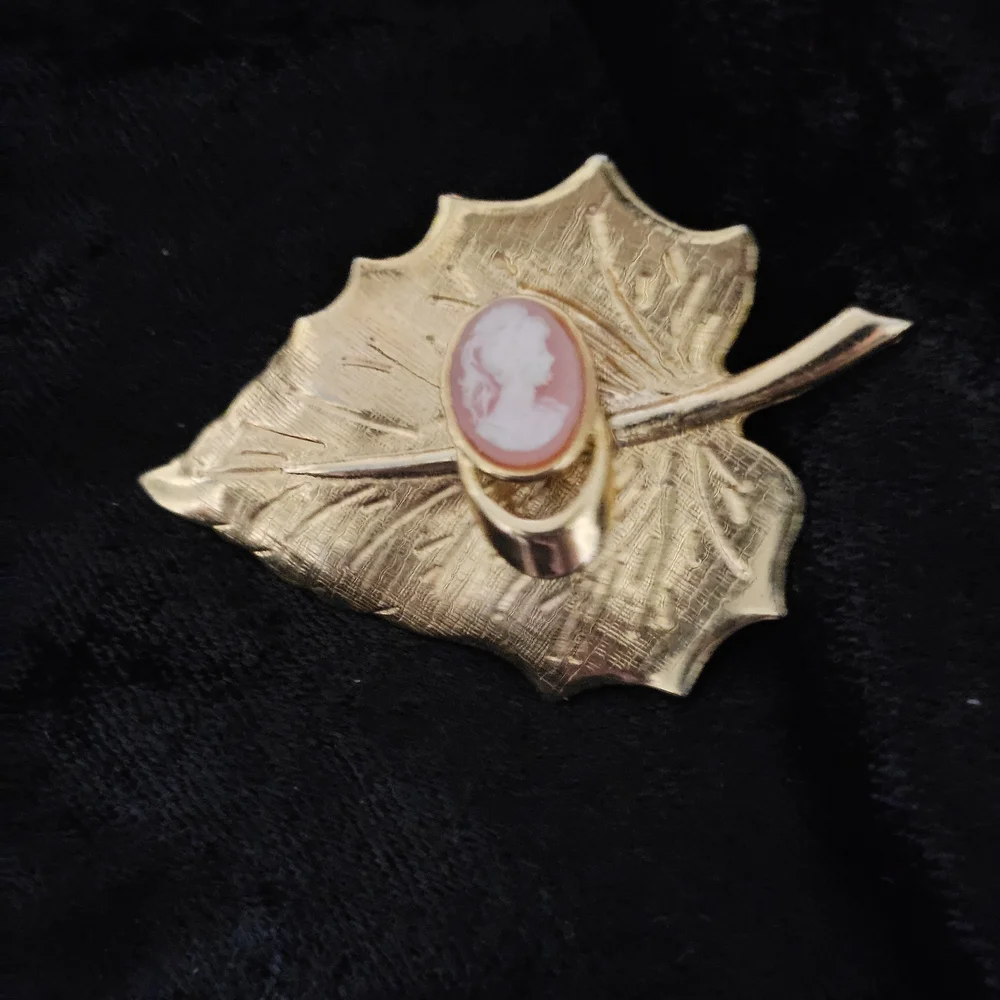 Gold Leaf Cameo Brooch - Picture 6 of 9